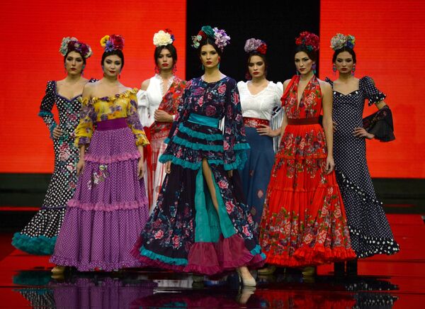 مدل در لباسی از  Atelier Rima در نمایش International Flamenco Fashion Show (SIMOF) در سویل اسپانیا - اسپوتنیک ایران  