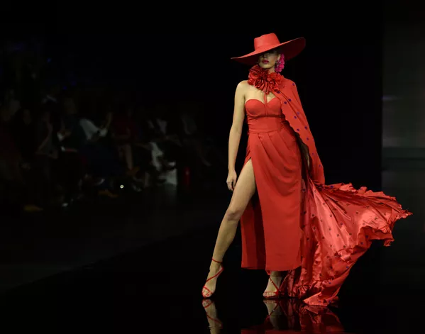 مدل در لباسی از Veronica de la Vega در نمایش International Flamenco Fashion Show (SIMOF) در سویل اسپانیا مدل در لباسی از Veronica de la Vega در نمایش International Flamenco Fashion Show (SIMOF) در سویل اسپانیا - اسپوتنیک ایران