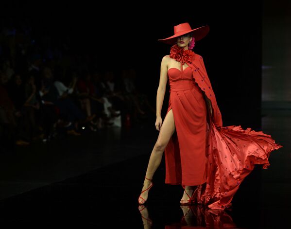 مدل در لباسی از  Veronica de la Vega در نمایش International Flamenco Fashion Show (SIMOF) در سویل اسپانیا - اسپوتنیک ایران  