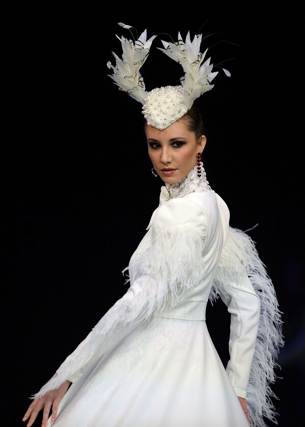 مدل در لباسی از  Provincia de Granada در نمایش International Flamenco Fashion Show (SIMOF) در سویل اسپانیا - اسپوتنیک ایران  