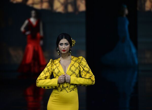 مدل در لباسی از   Loli Vera در نمایش International Flamenco Fashion Show (SIMOF) در سویل اسپانیا - اسپوتنیک ایران  