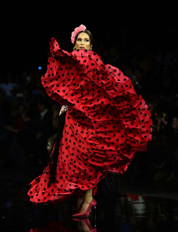 مدل در لباسی از  Adelina Infante در نمایش International Flamenco Fashion Show (SIMOF) در سویل اسپانیا - اسپوتنیک ایران  