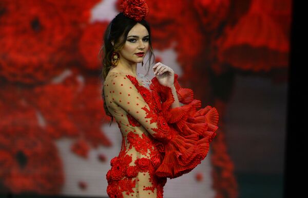 مدل در لباسی از Teressa Ninu در نمایش International Flamenco Fashion Show (SIMOF) در سویل اسپانیا - اسپوتنیک ایران  