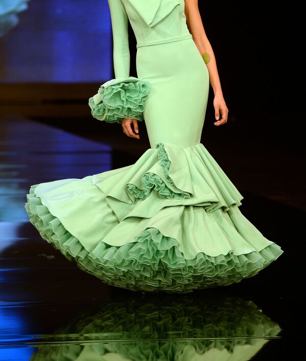مدل در لباسی از Carmen Raimundo در نمایش International Flamenco Fashion Show (SIMOF) در سویل اسپانیا - اسپوتنیک ایران  