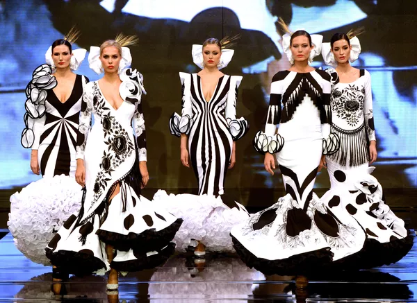 مدل ها در لباسی از Ana Moron در نمایش International Flamenco Fashion Show (SIMOF) در سویل اسپانیا مدل ها در لباسی از Ana Moron در نمایش International Flamenco Fashion Show (SIMOF) در سویل اسپانیا - اسپوتنیک ایران