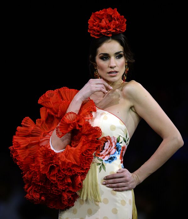 مدل در لباسی از Teressa Ninu در نمایش International Flamenco Fashion Show (SIMOF) در سویل اسپانیا - اسپوتنیک ایران  
