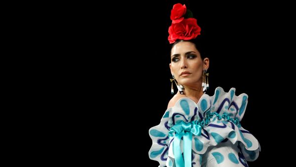 مدل در لباسی از Antonio Gutierrez در نمایش International Flamenco Fashion Show (SIMOF) در سویل اسپانیا - اسپوتنیک ایران  