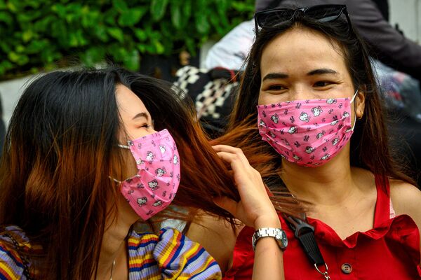 مردم برای محافظت از ویروس کرونا، اقدام به تهیه ماسک های محافظ نموده اند - اسپوتنیک ایران  