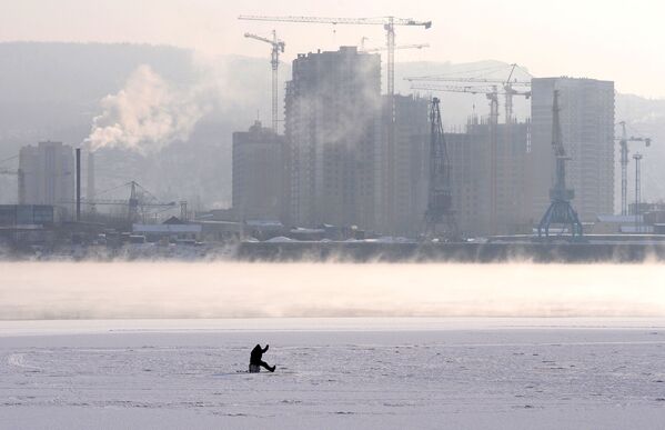 ماهیگیری روی یخ رودخانه انیسی در کراسنویارسک - اسپوتنیک ایران  