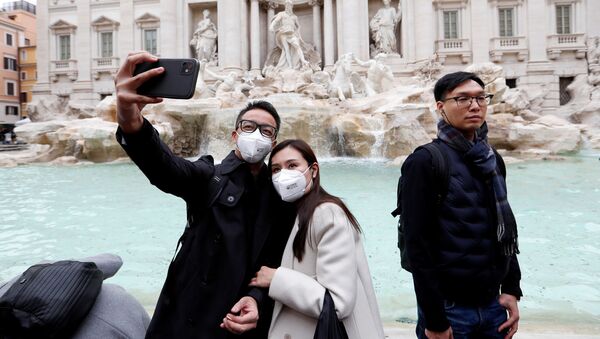 توریست ها با ماسک در حال عکاسی در رم - اسپوتنیک ایران  