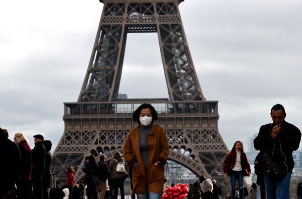 توریستی با ماسک در پاریس - اسپوتنیک ایران  