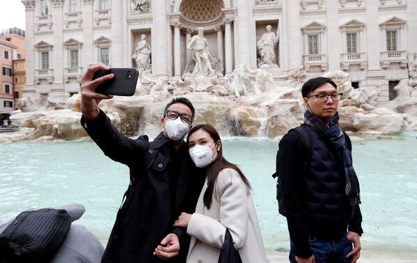 توریست ها با ماسک در حال عکاسی در رم - اسپوتنیک ایران  
