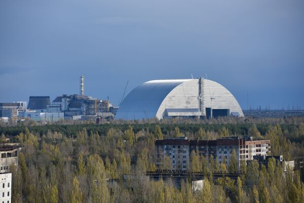 Вид на новый безопасный конфайнмент и саркофаг на 4-м энергоблоке Чернобыльской атомной электростанции из города Припять - اسپوتنیک ایران  