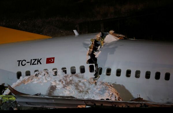 
هواپیمای شرکت هواپیمایی  پگاسوز که در حال پرواز در مسیر ازمیر - استانبول بود، از باند فرودگاه  استانبول خارج شد و به سه قسمت متلاشی شد  - اسپوتنیک ایران  