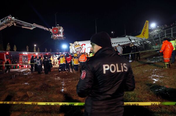 فرود اضطراری هواپیمای  مسافربری در فرودگاه استانبول - اسپوتنیک ایران  