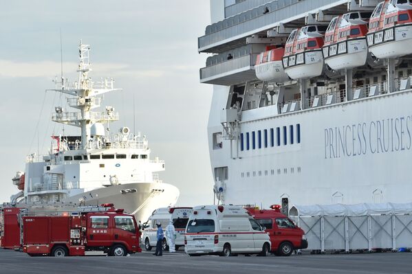 ماشین‌های آتش نشانی و آمبولانس در کنار کشتی مسافربری قرنطینه شده Diamond Princes در بندر یوکوهاما ژاپن  - اسپوتنیک ایران  
