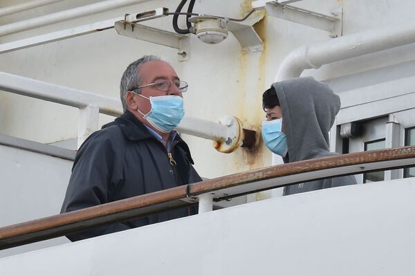 مسافران کشتی کروز با ماسک‌های پزشکی - اسپوتنیک ایران  