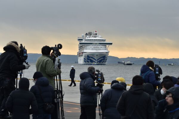عکاسان و خبرنگاران در حال تهیه گزارش از کشتی کروز قرنطینه شده در یوکوهاما ژاپن - اسپوتنیک ایران  
