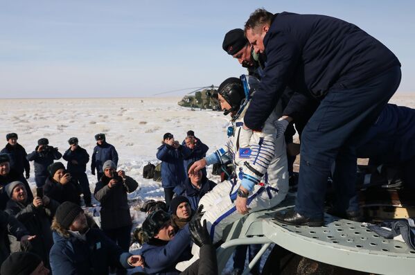 فضانورد الکساندر اسکورتسوف پس از فرود در قزاقستان - اسپوتنیک ایران  