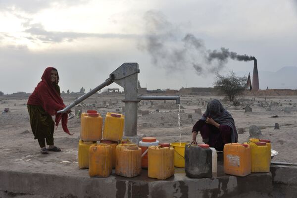 زنان در کنار چاه آب در شهر جبل آباد افغانستان - اسپوتنیک ایران  