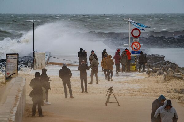 طوفان «سیارا» در اروپا 
سواحل بلژیک - اسپوتنیک ایران  