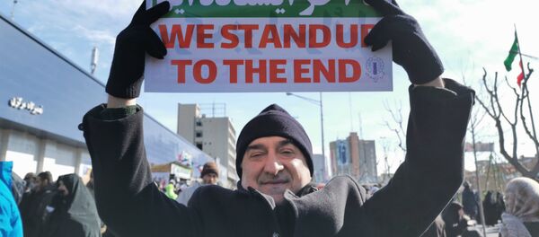 مردی با نوشته تا آخر ایستاده ایم در راهپیمایی 22 بهمن به مناسبت 41 مین سال پیروزی انقلاب اسلامی در تهران مردی با نوشته تا آخر ایستاده ایم در راهپیمایی 22 بهمن به مناسبت 41 مین سال پیروزی انقلاب اسلامی در تهران - اسپوتنیک ایران