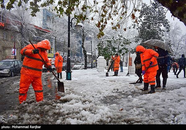 پاکسازی راه ها پس از بارش سنگین برف در استان گیلان - ایران - اسپوتنیک ایران  