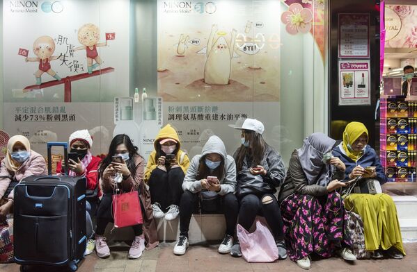 زنان با ماسک در یکی از خیابان های هنگ کنگ - اسپوتنیک ایران  