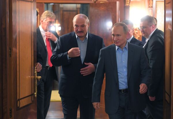 الکساندر لوکاشنکو رئیس جمهور بلاروس و ولادیمیر پوتین رئیس جمهور روسیه در دیدارشان در سوچی - اسپوتنیک ایران  