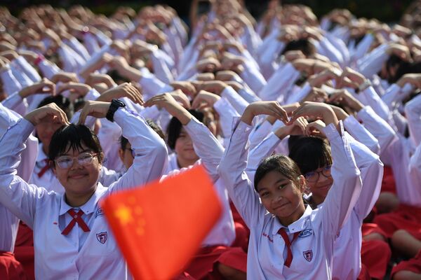دانش آموزان تایلندی در حمایت از مبارزه با کروناویروس در روز ولنتاین - اسپوتنیک ایران  