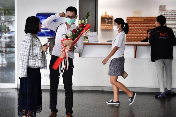 زوجی با ماسک برای ثبت ازدواجشان در روز ولنتاین در تایلند - اسپوتنیک ایران  
