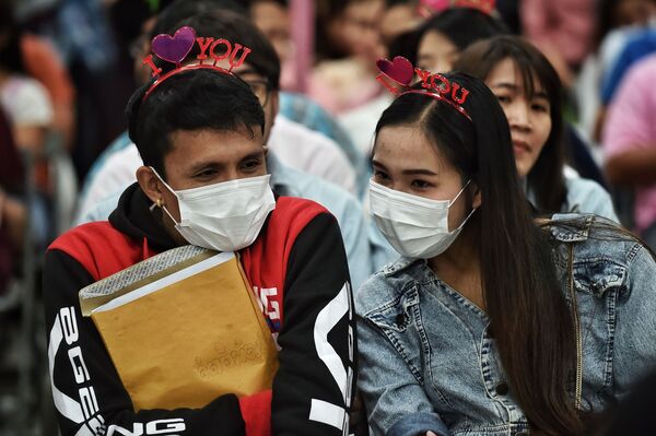 جوانان با ماسک در روز ولنتاین در بانکوک - اسپوتنیک ایران  