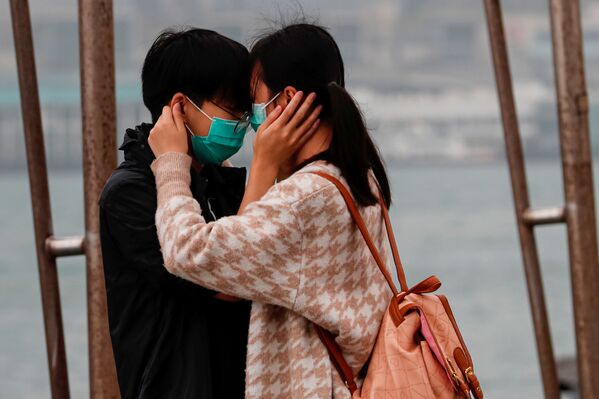 زوجی با ماسک در روز ولنتاین در هنگ کنگ - اسپوتنیک ایران  