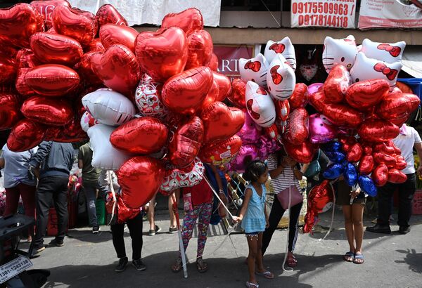 فروش بادکنک ها در روز ولنتاین در تایلند - اسپوتنیک ایران  