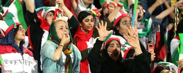 پافشاری فیفا برای حضور زنان در ورزشگاه های ایران - اسپوتنیک ایران  