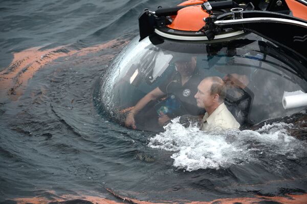 ولادیمیر پوتین، رییس جمهور روسیه  با باتیسکاف در ناحیه بندر سواستوپول به اعماق دریای سیاه فرو رفته و با یک کشتی غرق شده قدیمی روبرو می شود - اسپوتنیک ایران  