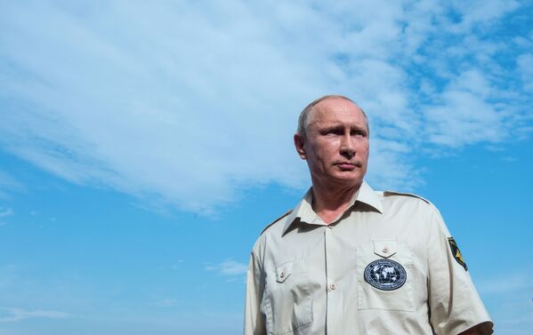 ولادیمیر پوتین، رییس جمهور روسیه  پس از فرورفتن به اعماق دریای سیاه و روبرو شدن با یک کشتی غرق شده قدیمی در ناحیه سواستوپل - اسپوتنیک ایران  