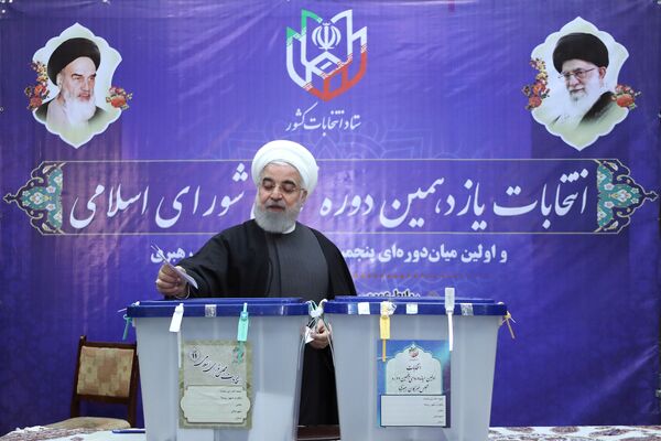 حسن روحانی، رئیس جمهور ایران در هنگام رای گیری برای انتخابات مجلس  - اسپوتنیک ایران  