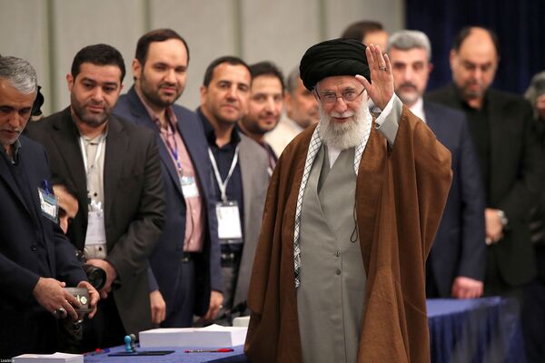 آیت الله علی خامنه‌ای، رهبر ایران در یک حوزه رای گیری در تهران  - اسپوتنیک ایران  