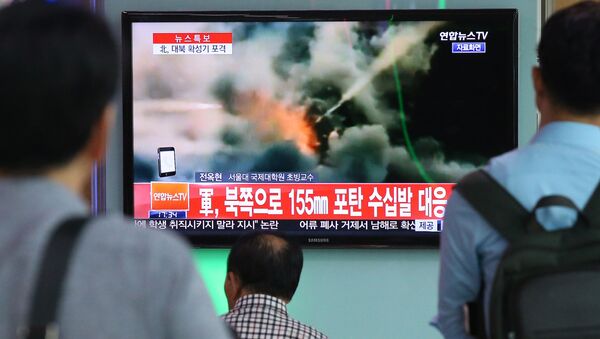 Люди смотрят выпуск новостей об обстреле южнокорейских военных армией КНДР - اسپوتنیک ایران  