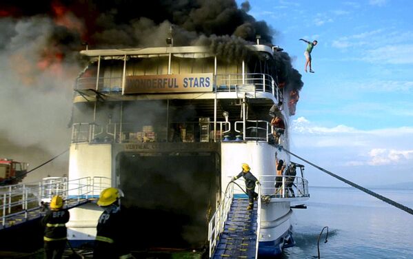 خدمه کشتی  سوزان در حال پرش توی آب - اسپوتنیک ایران  