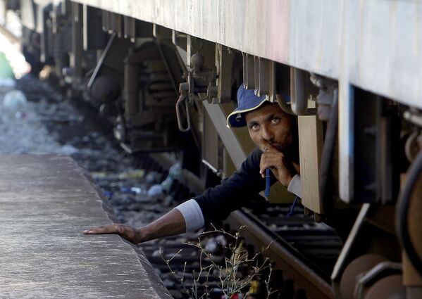 مهاجر پنهان شده زیر قطار - اسپوتنیک ایران  