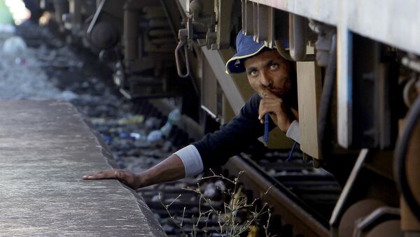 Мигрант прячется под поездом на железнодорожном вокзале в южной Македонии - اسپوتنیک ایران  