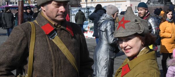 شرکت کنندگان در بازسازی تاریخی زمان جنگ جهانی در جشن روز مدافع میهن در ولادی واستوک روسیه شرکت کنندگان در بازسازی تاریخی زمان جنگ جهانی در جشن روز مدافع میهن در ولادی واستوک روسیه - اسپوتنیک ایران