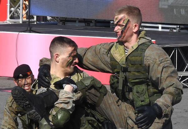اجرای سربازان نیروی دریایی در جشن مدافعان میهن در ولادی واستوک - اسپوتنیک ایران  