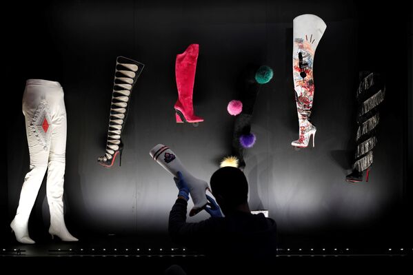 نمایشگاه کفش کریستین لوبوتین در پاریس  - اسپوتنیک ایران  