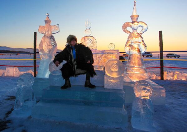 مردی روی مجسمه یخی در مسابقه بین المللی مجسمه های یخی در چارچوب فستیوال Olkhon Ice Fest  در دریاچه بایکال استان ایرکوتسک - اسپوتنیک ایران  
