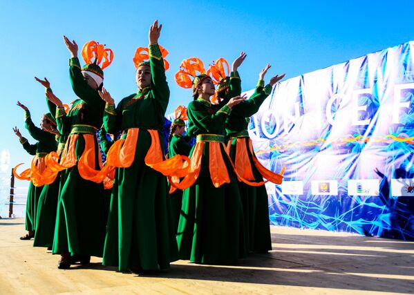 هنرمندان با لباس های محلی در مسابقه بین المللی مجسمه های یخی در چارچوب فستیوال Olkhon Ice Fest  در دریاچه بایکال استان ایرکوتسک - اسپوتنیک ایران  