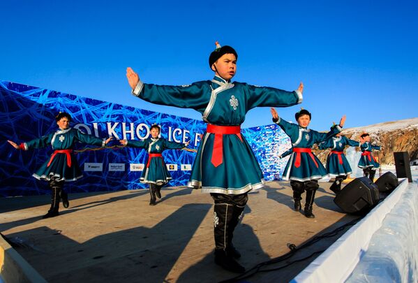 هنرمندان با لباس های محلی در مسابقه بین المللی مجسمه های یخی در چارچوب فستیوال Olkhon Ice Fest  در دریاچه بایکال استان ایرکوتسک - اسپوتنیک ایران  