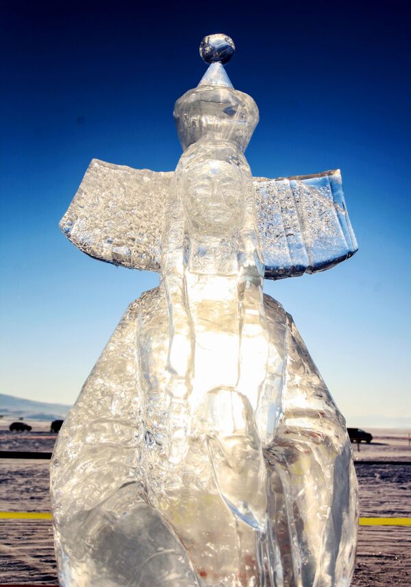 مجسمه یخی در مسابقه بین المللی مجسمه های یخی در چارچوب فستیوال Olkhon Ice Fest  در دریاچه بایکال استان ایرکوتسک - اسپوتنیک ایران  